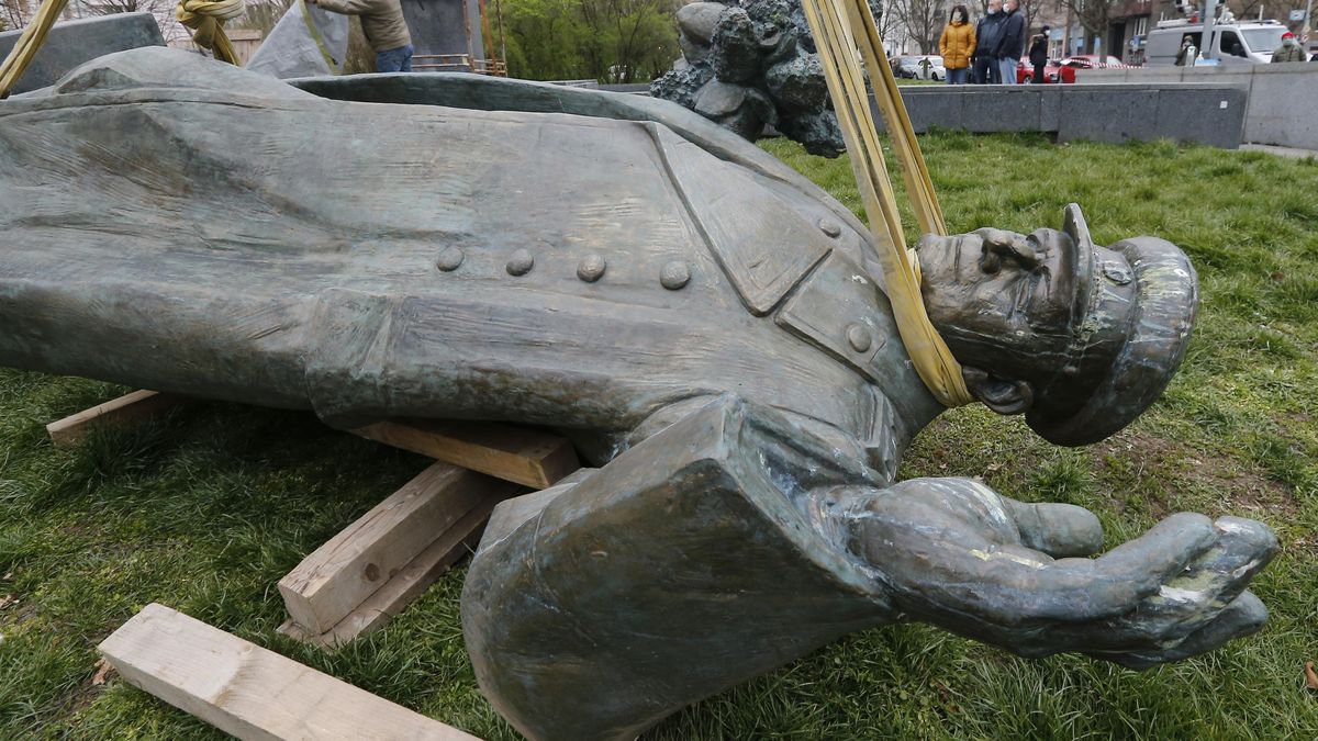 Starostům Prahy 6 hrozí v Rusku za odstranění Koněvova pomníku až pět let vězení